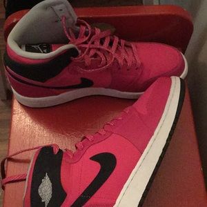 Women’s Jordan’s size 8 pink. Worn twice.